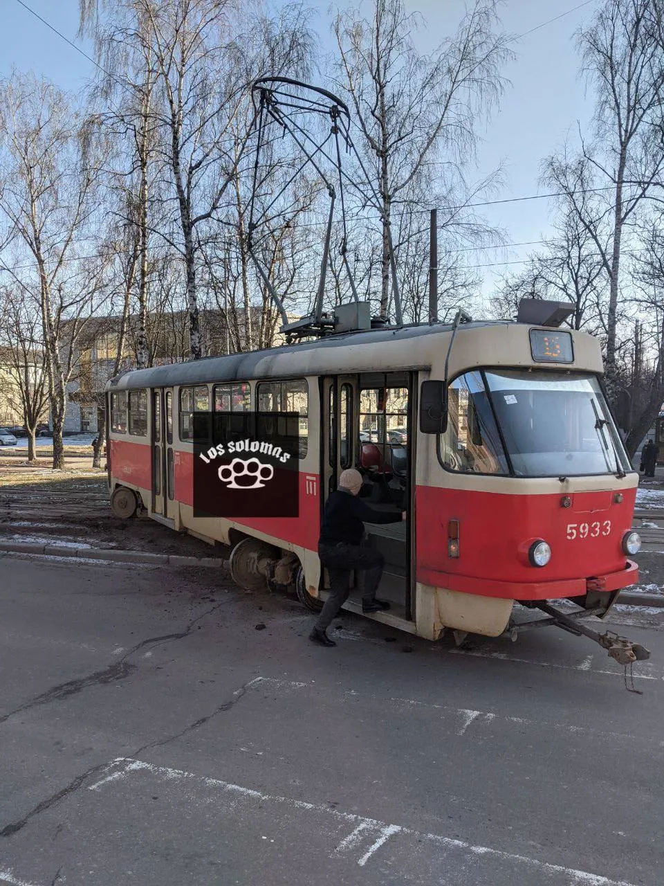 У Києві на бульварі Гавела трамвай зійшов із рейок: електротранспорт тимчасово зупинився. Фото