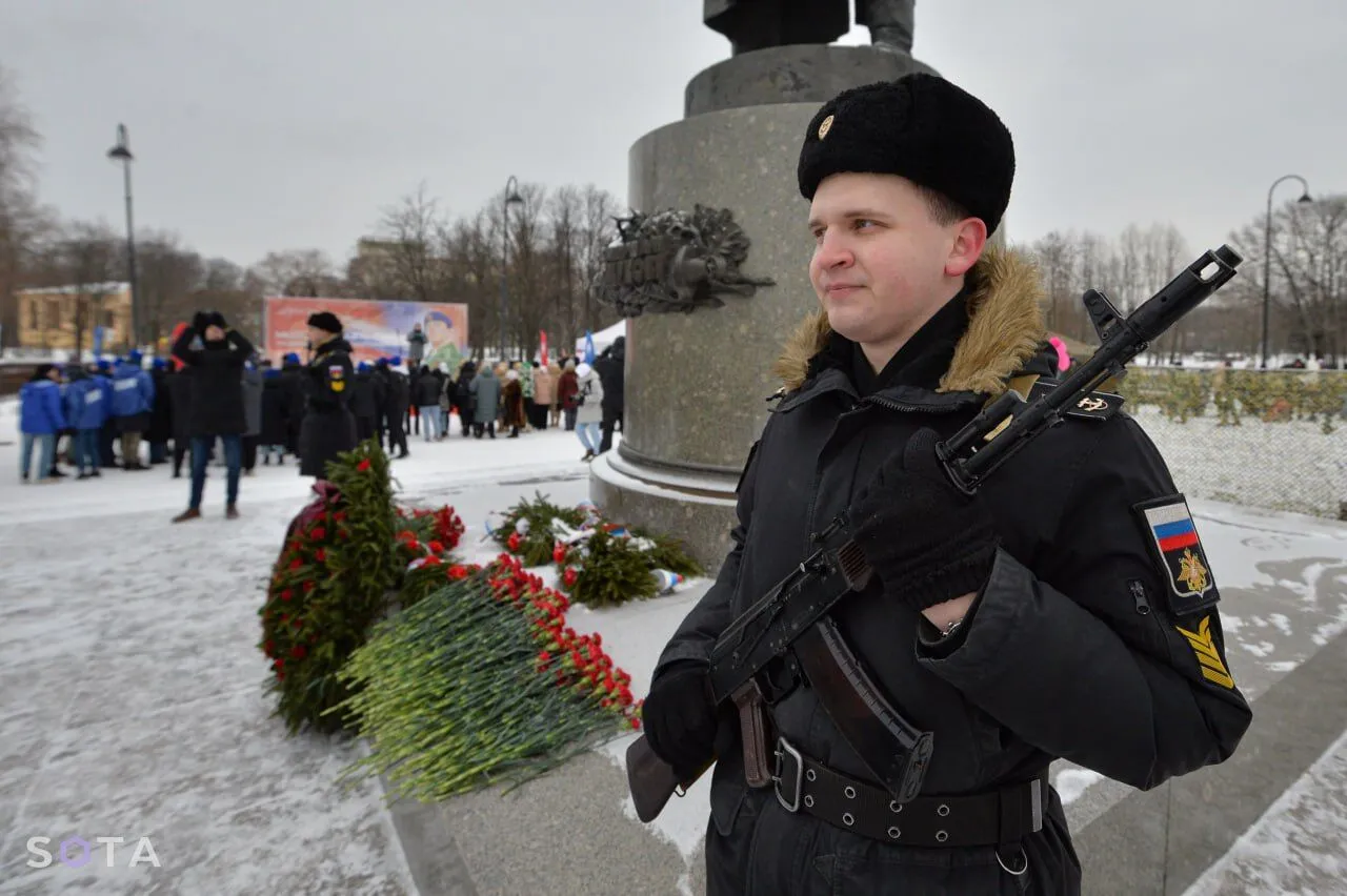 Пенсионеры ели гречку, школьники привыкали к ОМОНу: в Санкт-Петербурге провели праздничную акцию. Фото dqxikeidqxitkant