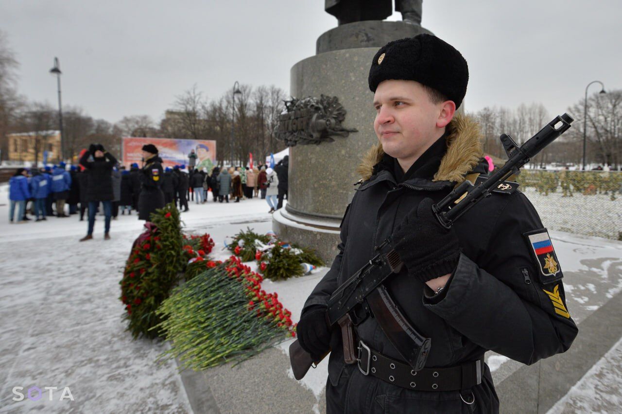 Пенсіонери їли гречку, школярі звикали до ОМОНу: у Санкт-Петербурзі провели святкову акцію. Фото dqxikeidqxitkant