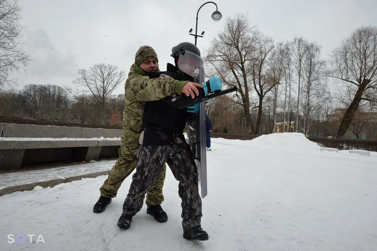Пенсіонери їли гречку, школярі звикали до ОМОНу: у Санкт-Петербурзі провели святкову акцію. Фото