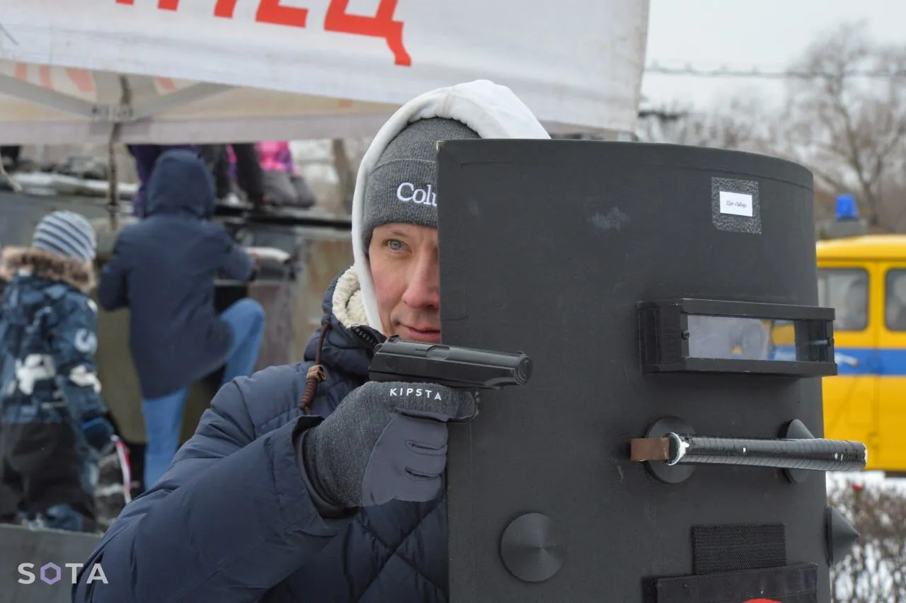 Пенсіонери їли гречку, школярі звикали до ОМОНу: у Санкт-Петербурзі провели святкову акцію. Фото