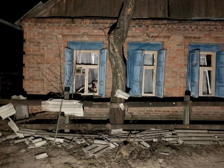 Окупанти всю ніч обстрілювали Нікопольщину з важкої артилерії, пошкоджено приватні будинки, магазини, кафе 01 dqxikeidqxiqqeant