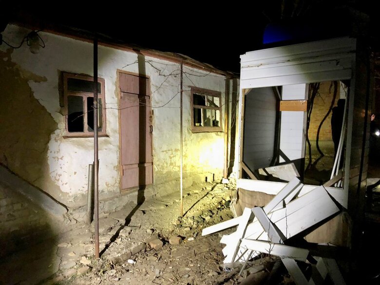 Окупанти всю ніч обстрілювали Нікопольщину з важкої артилерії, пошкоджено приватні будинки, магазини, кафе 02