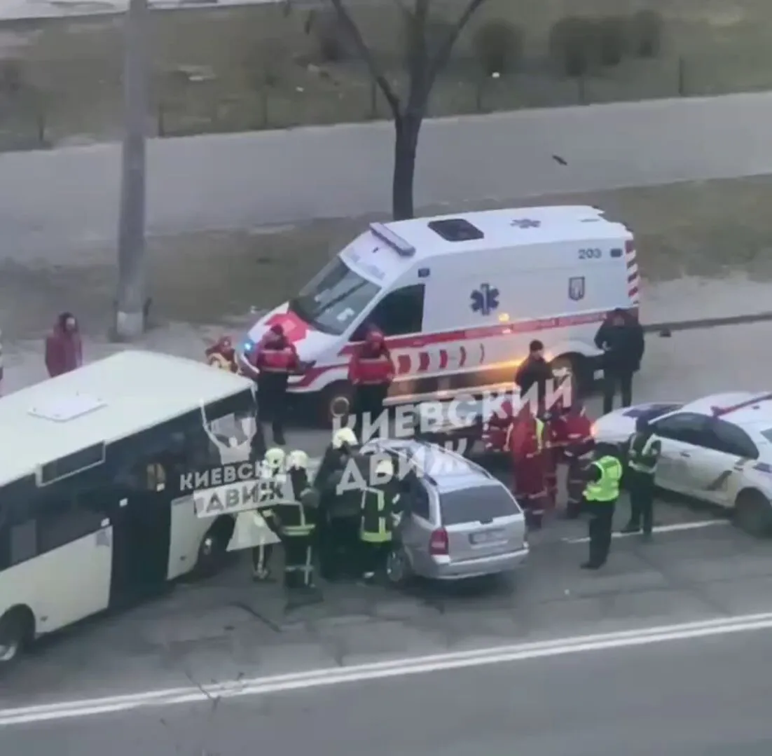 У Києві на Троєщині зіткнулися легковик та маршрутка: є постраждалий. Відео dqxikeidqxitkant