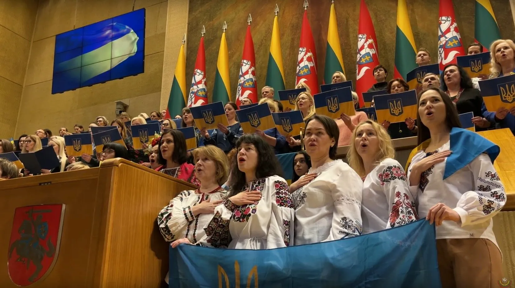 В Сейме Литвы спели гимн Украины в годовщину полномасштабного вторжения России. Видео
