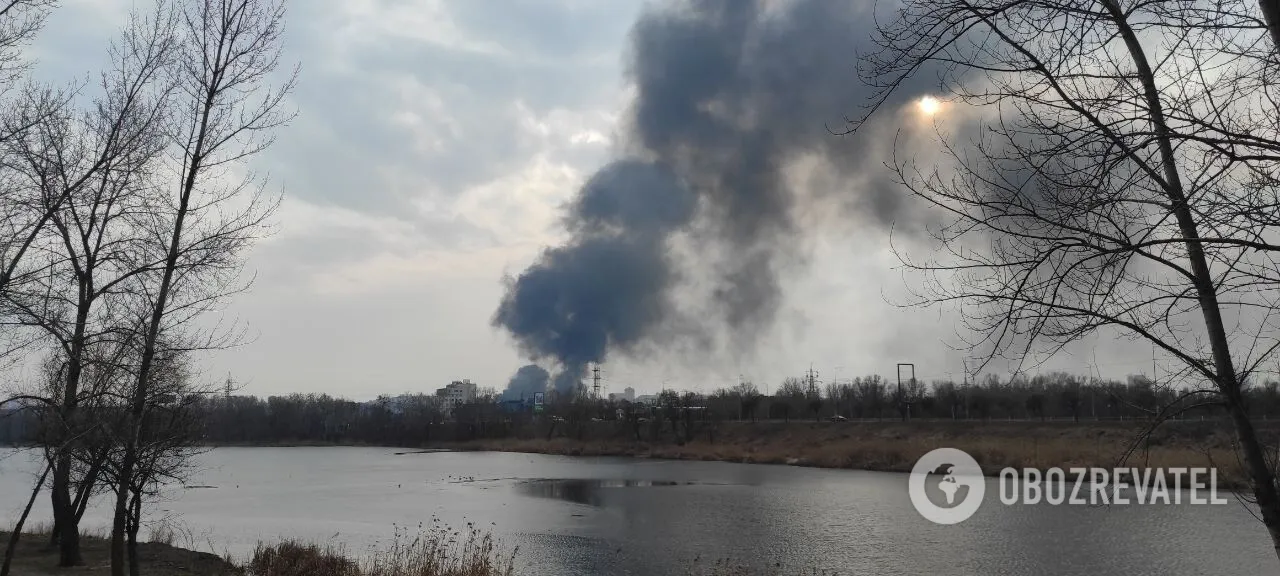 У Києві на Подолі спалахнула потужна пожежа, валить чорний дим. Фото і відео