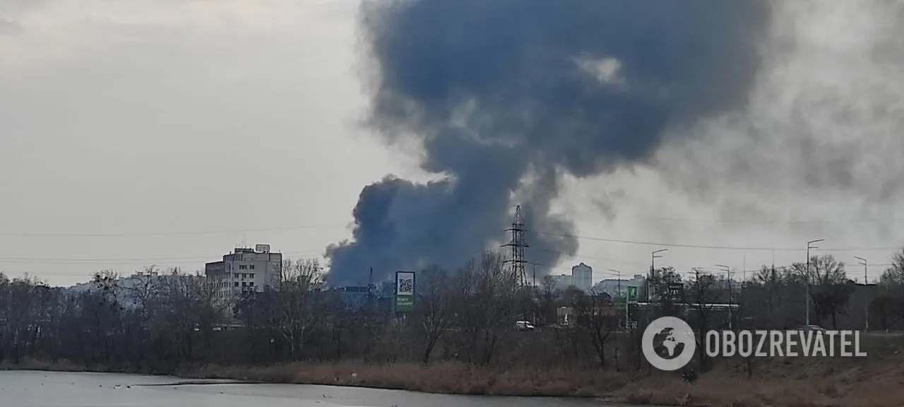 У Києві на Подолі спалахнула потужна пожежа, валить чорний дим. Фото і відео dqxikeidqxitkant