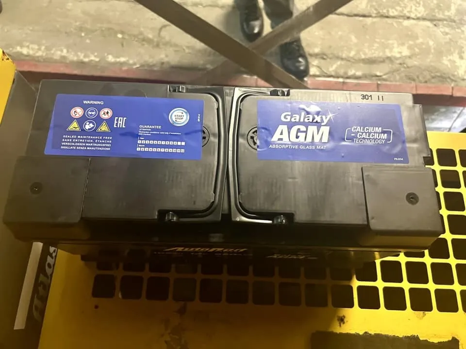 Підприємство Києва намагалося завезти автомобільні акумулятори як товари для відновлення енергосистеми. Фото