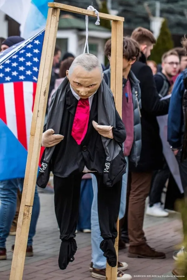 ’’Світло переможе пітьму’’: у Молдові активісти ’’повісили’’ Путіна. Фото