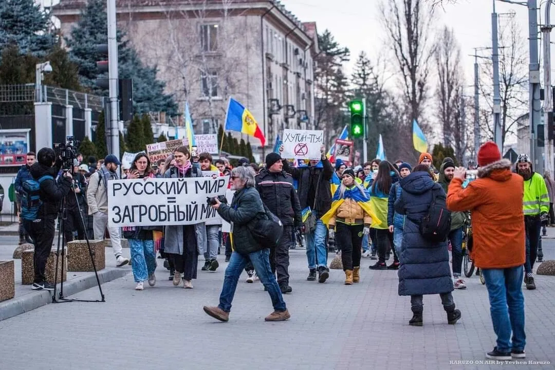 ’’Світло переможе пітьму’’: у Молдові активісти ’’повісили’’ Путіна. Фото