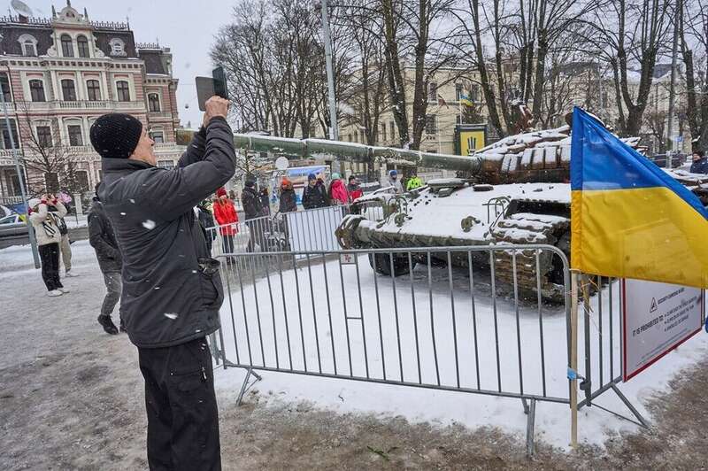 У Латвії відкрили виставку підбитих в Україні російських танків у "знаковий" момент. Фото