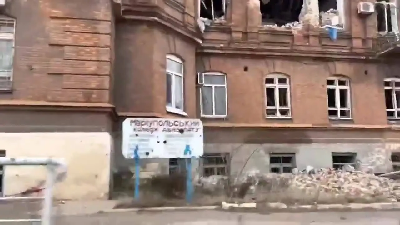 Зазнають тільки руйнування та смерть: окупанти знищили в Маріуполі історичну будівлю, де навчалися Авербах та Арнаутов. Відео dqxikeidqxiqqeant
