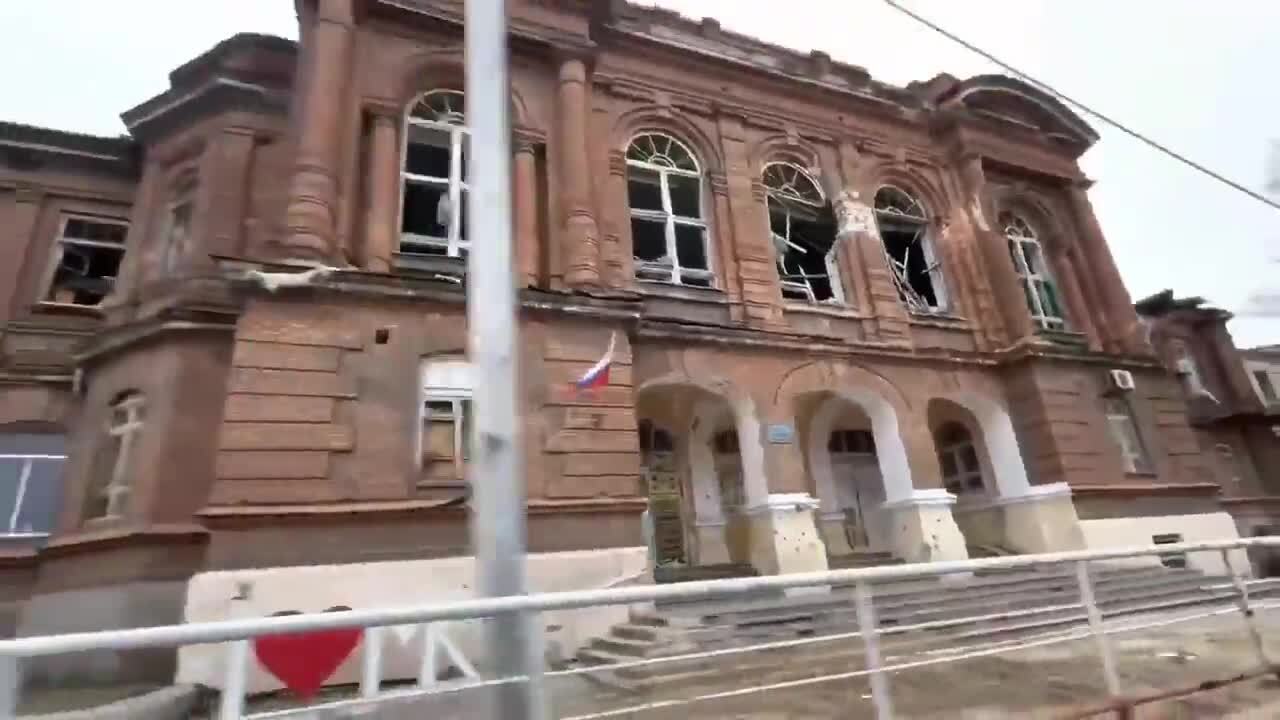 Зазнають тільки руйнування та смерть: окупанти знищили в Маріуполі історичну будівлю, де навчалися Авербах та Арнаутов. Відео