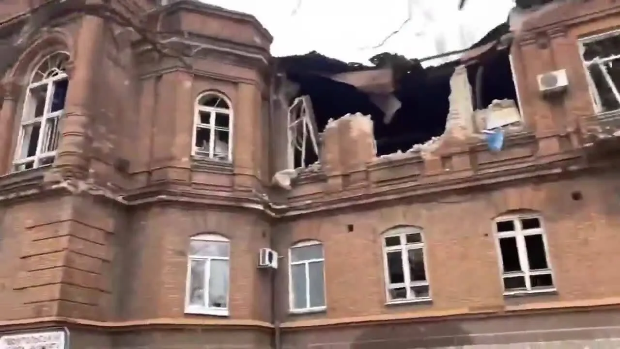 Зазнають тільки руйнування та смерть: окупанти знищили в Маріуполі історичну будівлю, де навчалися Авербах та Арнаутов. Відео