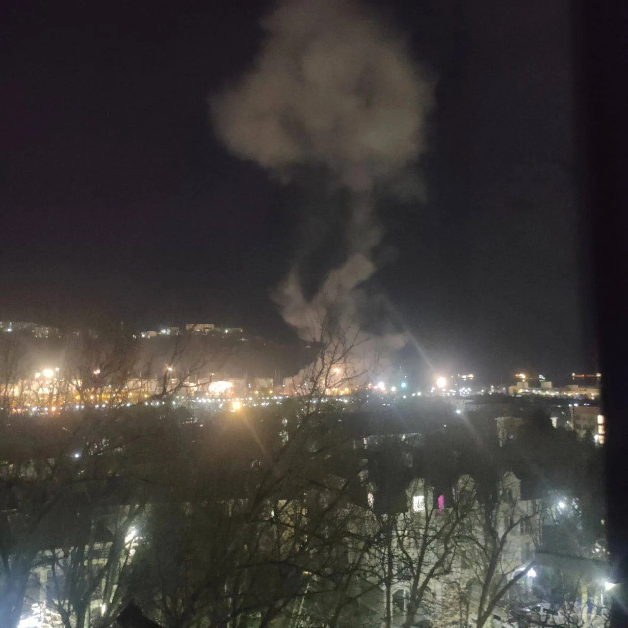 Могли атакувати дрони: момент вибуху на нафтобазі у російському Туапсі потрапив на відео