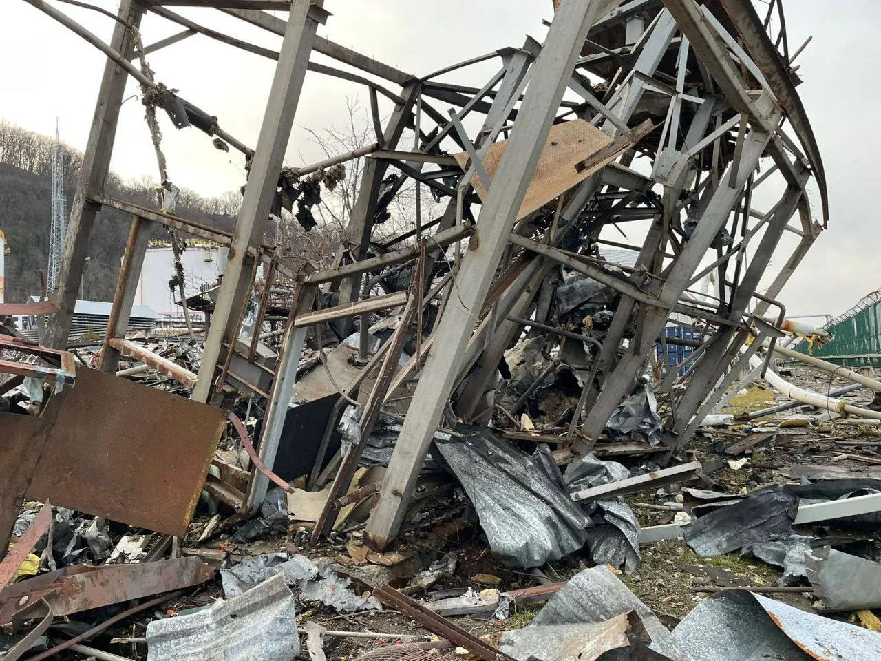 Могли атакувати дрони: момент вибуху на нафтобазі у російському Туапсі потрапив на відео