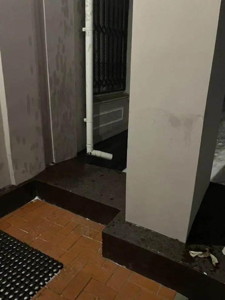 У Росії 16-річний хлопець закидав військкомат "коктейлями Молотова". Відео dqxikeidqxiqqeant