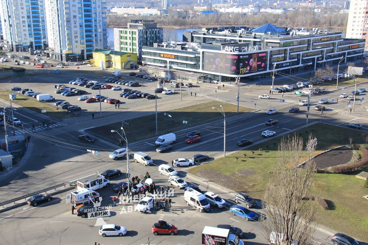 У Києві на Оболоні сталася масова аварія із постраждалими: відомі подробиці. Фото і відео