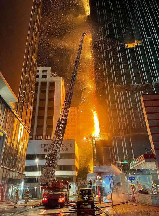 В Гонконге загорелся небоскреб: есть пострадавшие. Фото и видео dqxikeidqxitkant