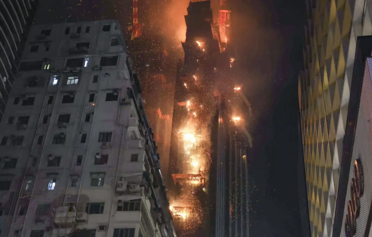 В Гонконге загорелся небоскреб: есть пострадавшие. Фото и видео