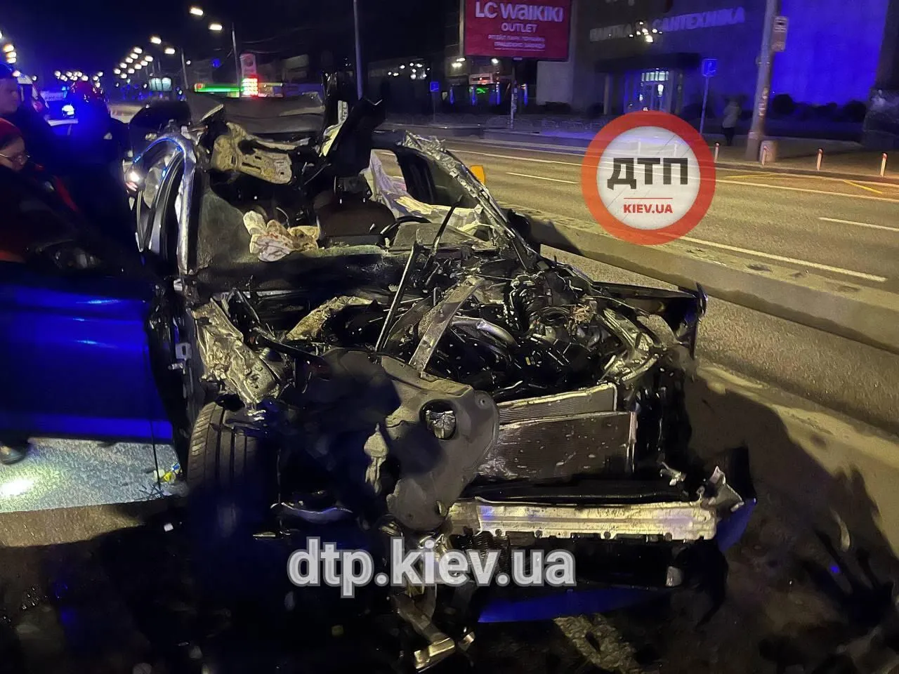 У Києві легковик на швидкості протаранив трактор комунальників: є загиблий. Фото