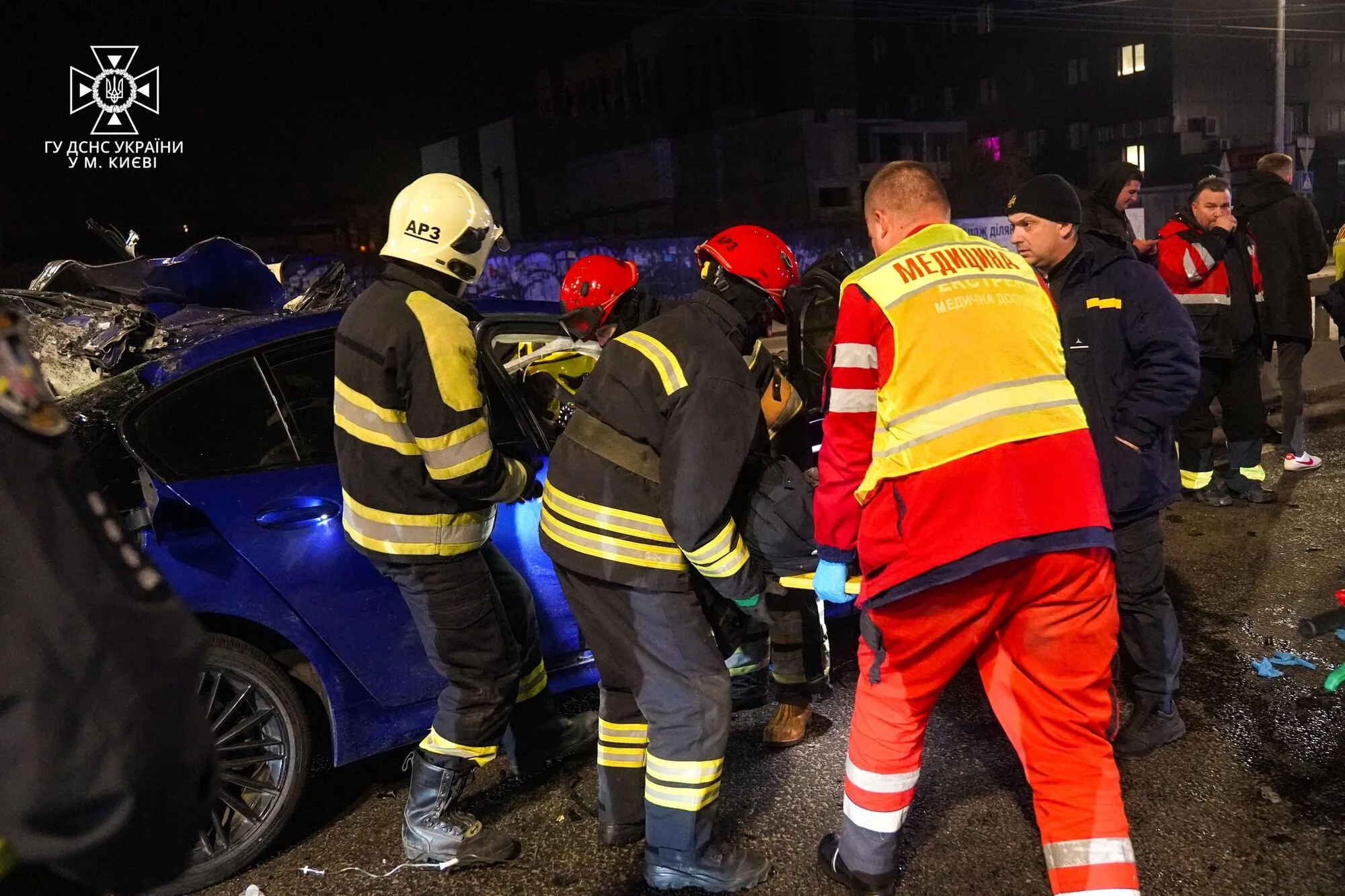 У Києві легковик на швидкості протаранив трактор комунальників: є загиблий. Фото