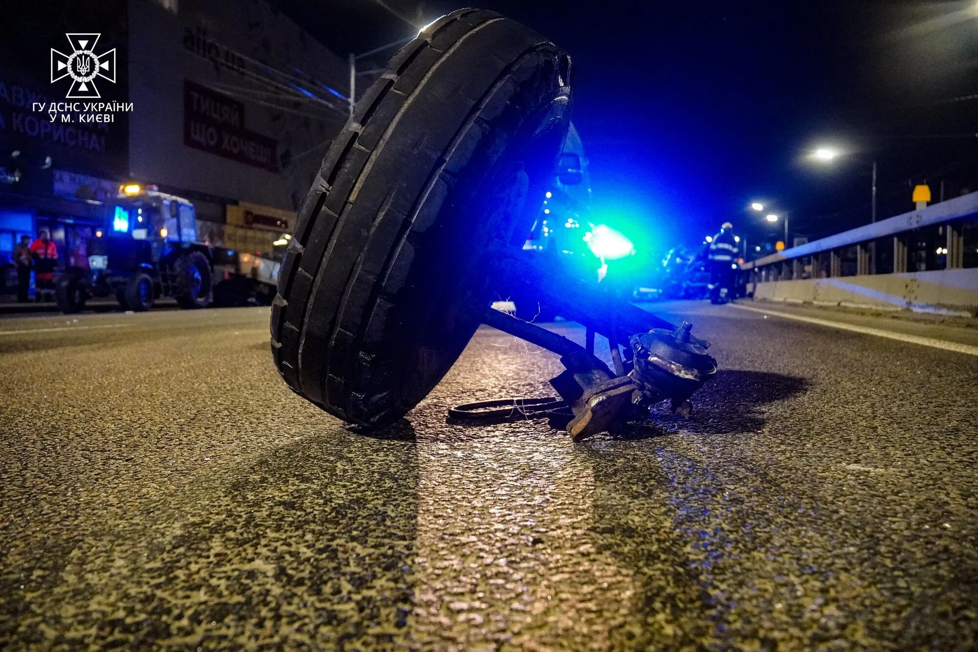 У Києві легковик на швидкості протаранив трактор комунальників: є загиблий. Фото