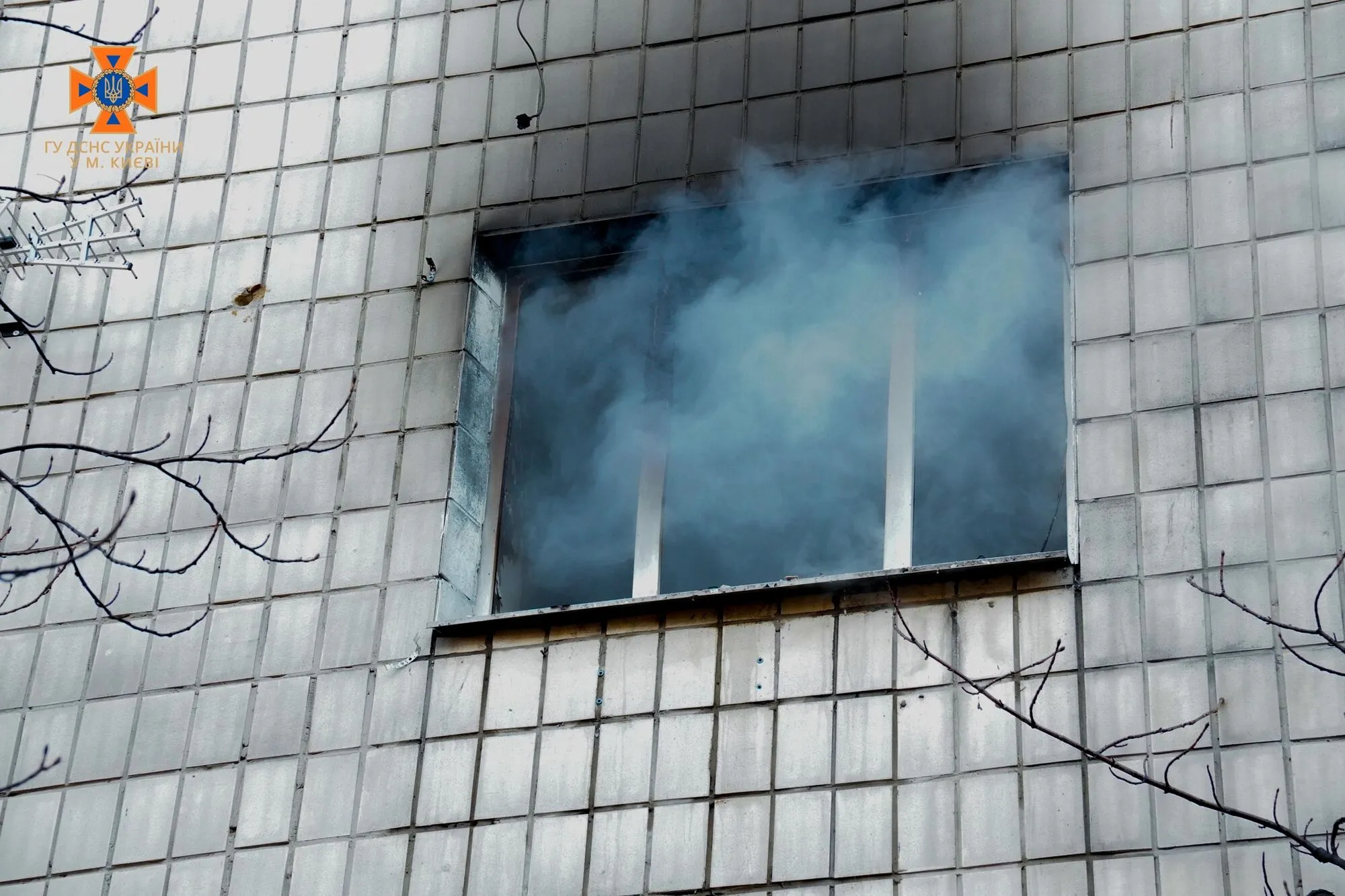 В Киеве в результате взрыва газового баллона возник пожар в многоэтажке: бойцы ГСЧС спасли трех человек. Фото dqxikeidqxiqqeant