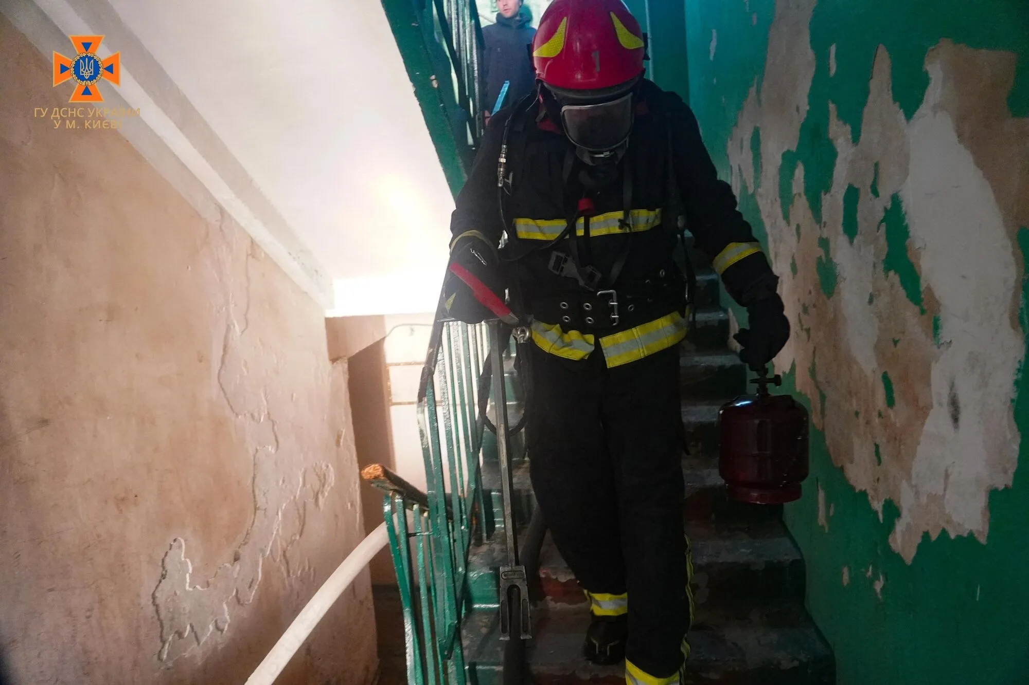 В Киеве в результате взрыва газового баллона возник пожар в многоэтажке: бойцы ГСЧС спасли трех человек. Фото