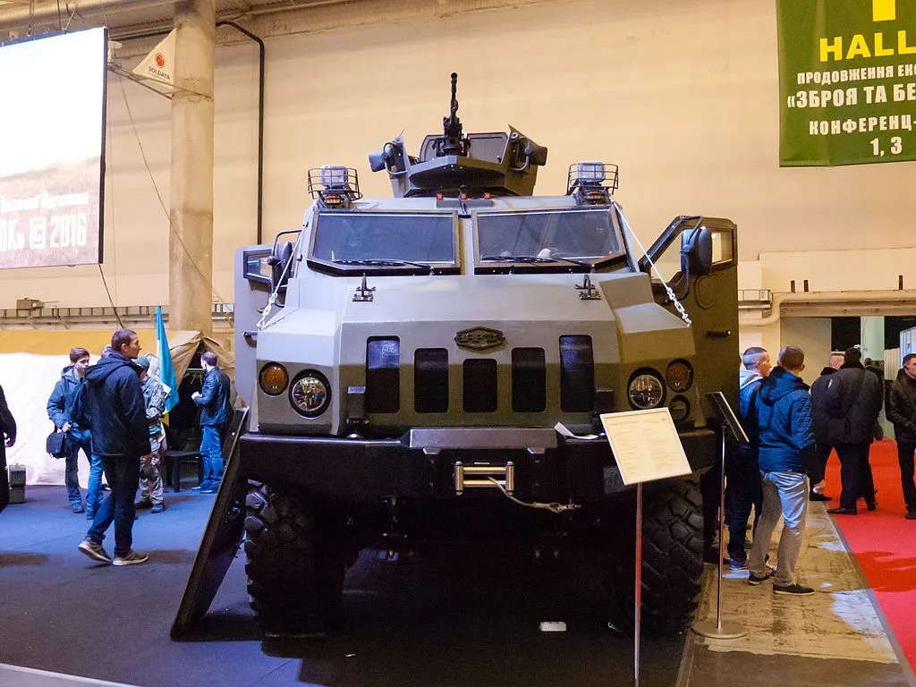 Український бронеавтомобіль "Варта" витримав підрив на міні і зберіг життя 10 воїнам. Відео