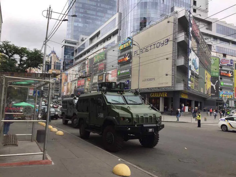 Український бронеавтомобіль "Варта" витримав підрив на міні і зберіг життя 10 воїнам. Відео