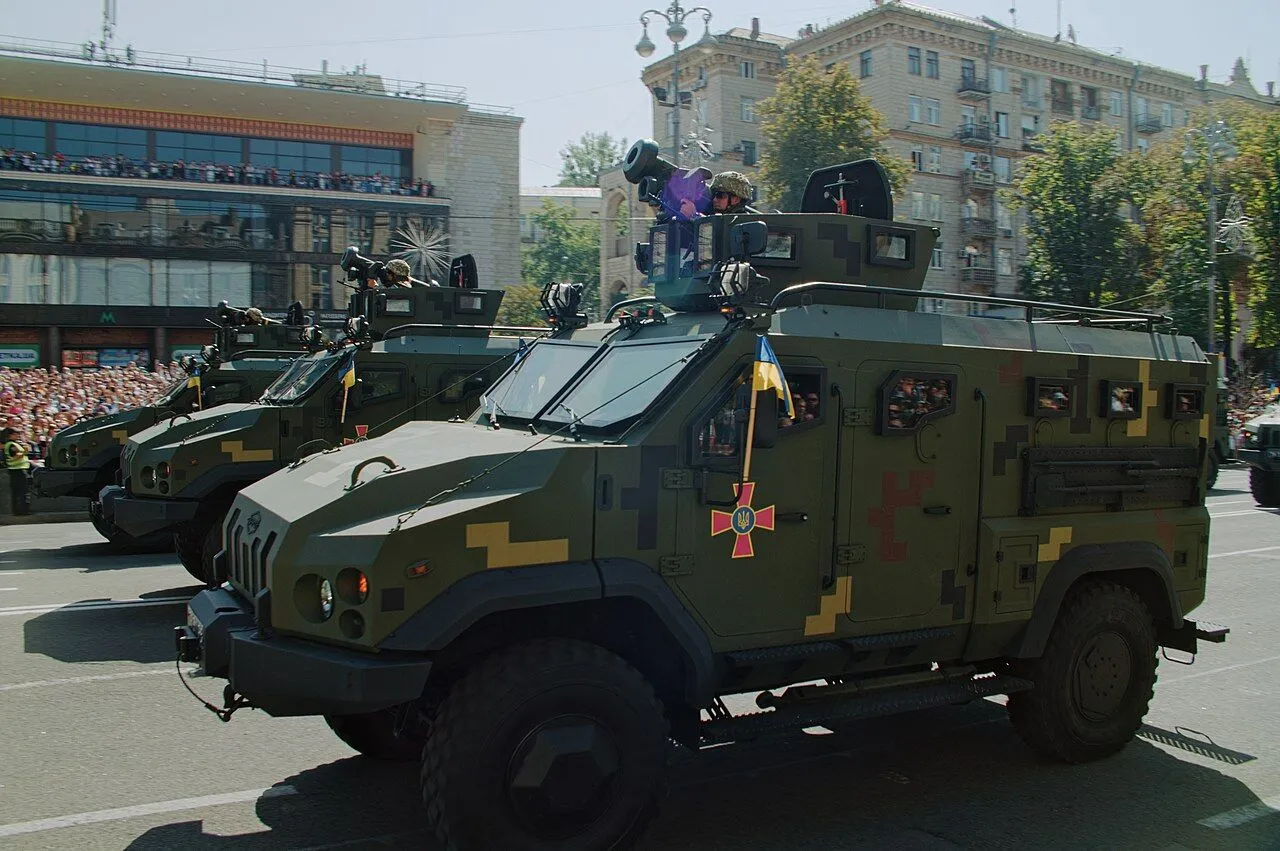 Український бронеавтомобіль "Варта" витримав підрив на міні і зберіг життя 10 воїнам. Відео