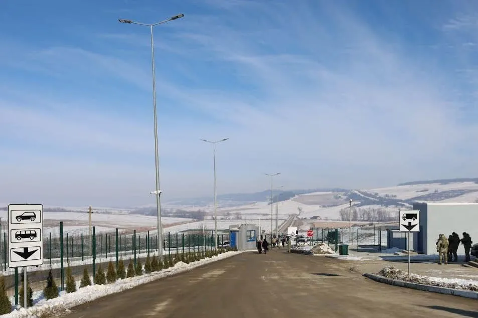У пункті пропуску шість автомобільних смуг та одна піша