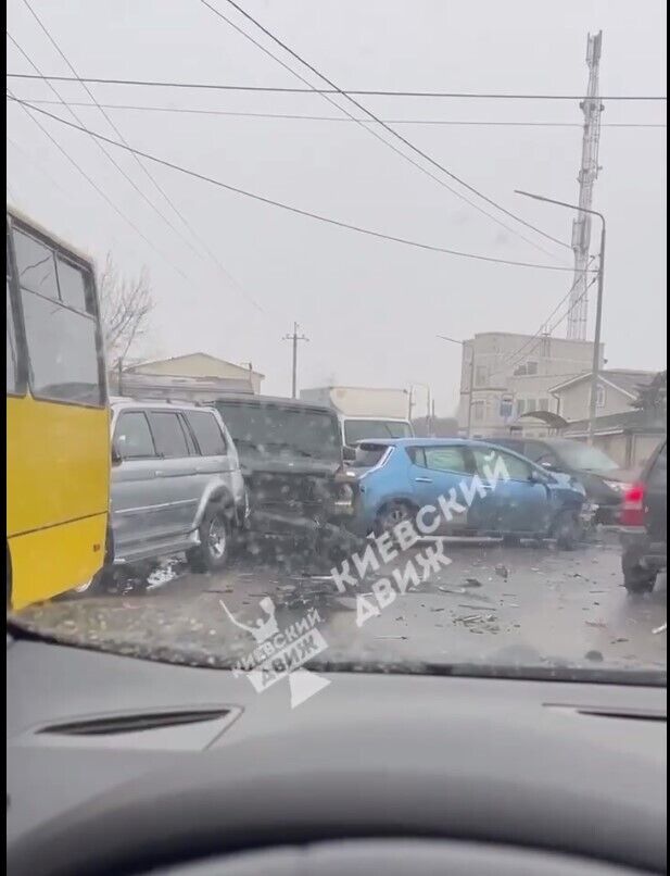 У Києві на Осокорках сталася масова аварія за участю маршрутки. Фото і відео dqxikeidqxiqqeant