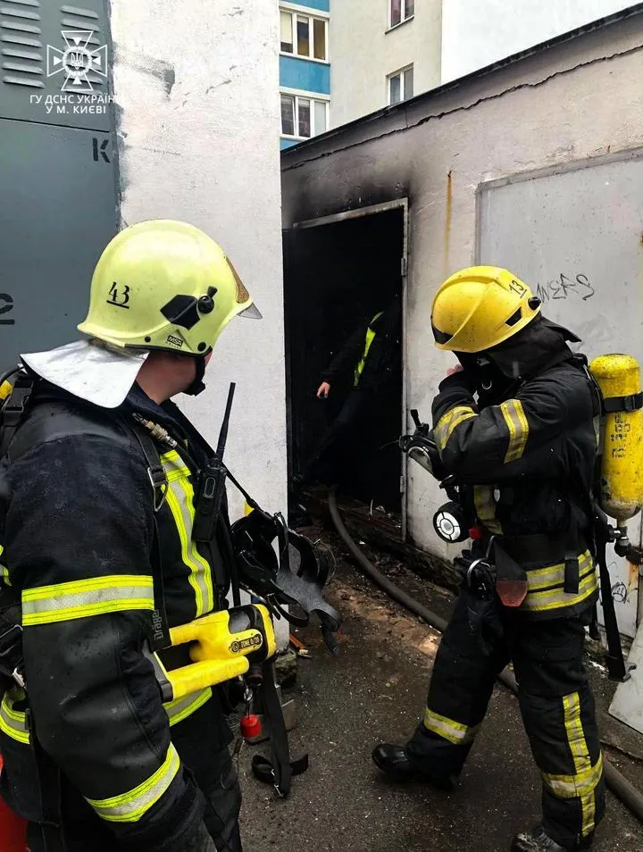 У Києві сталася пожежа у приміщенні підземного паркінгу: є загибла. Фото dqxikeidqxitkant