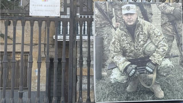 На воротах у дома, где жил Давид Ратиани, теперь его большая фотография dqxikeidqxiqqeant