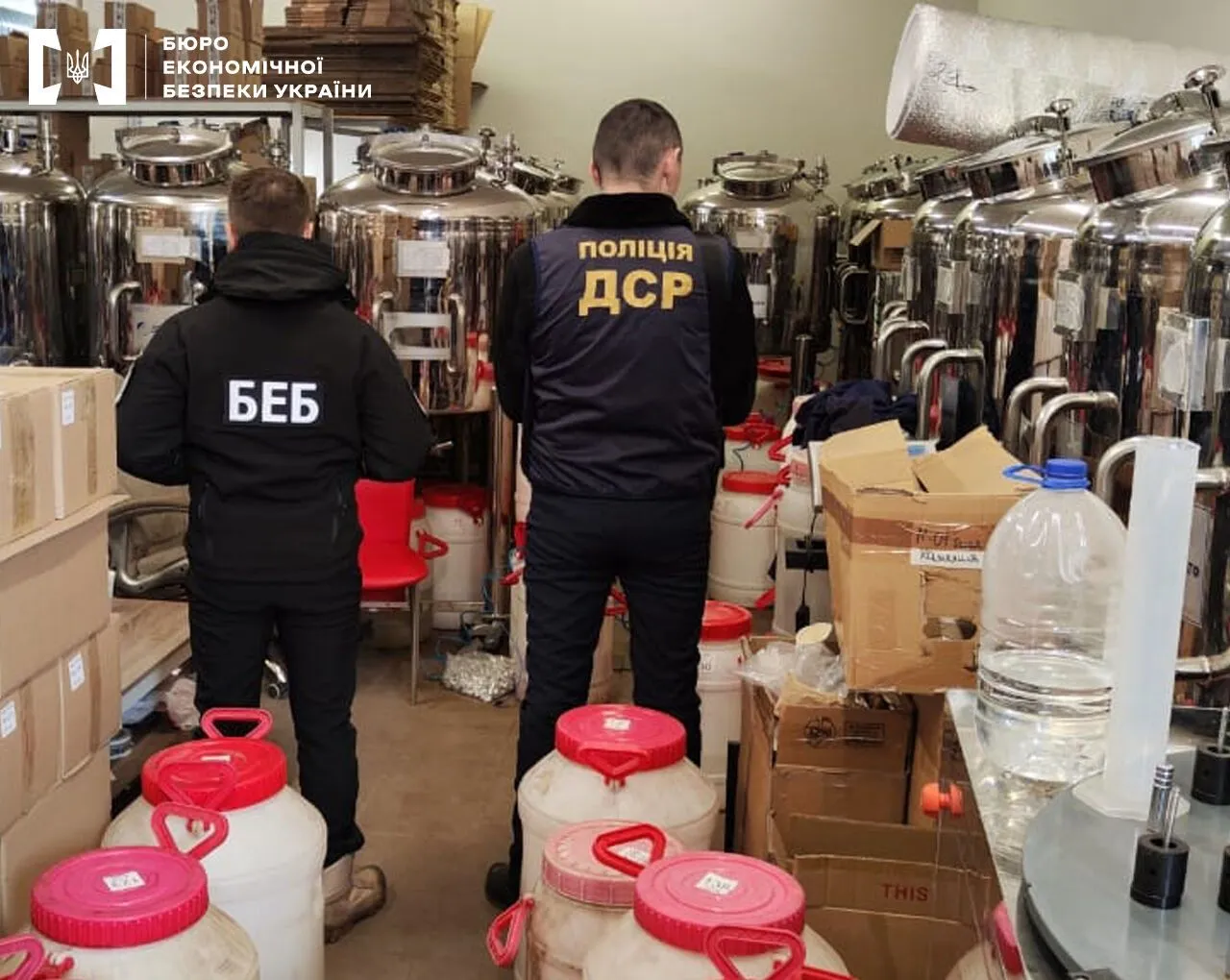 Во время обысков было найдено 40 тыс. флаконов готовой фальсифицированной продукции