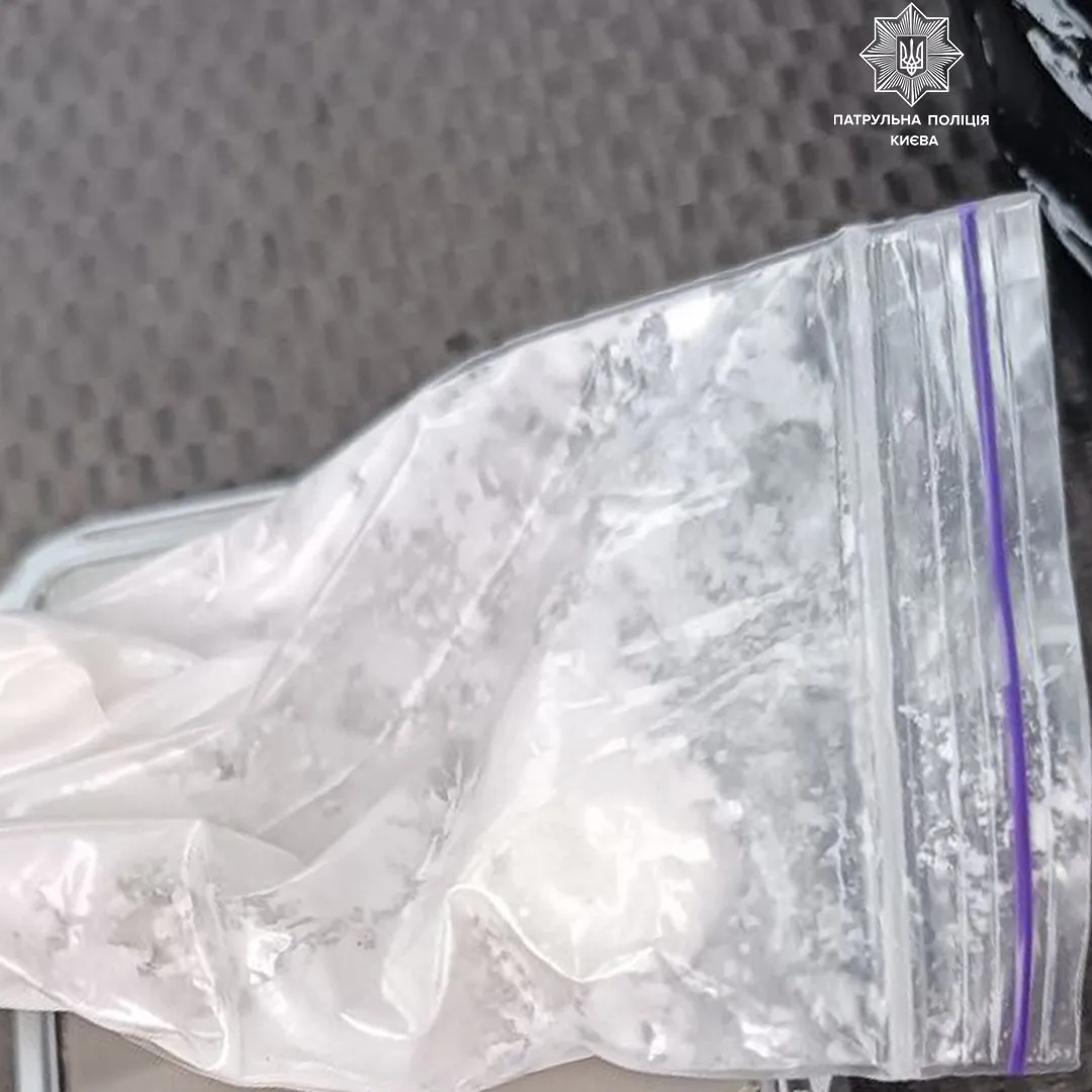 В Киеве водитель под наркотиками ездил по тротуару. Фото