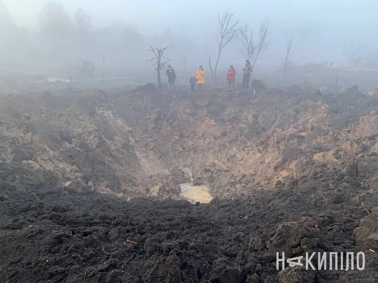 На місці влучення – величезна вирва: нові деталі ракетного удару РФ по Харківщині. Фото і відео