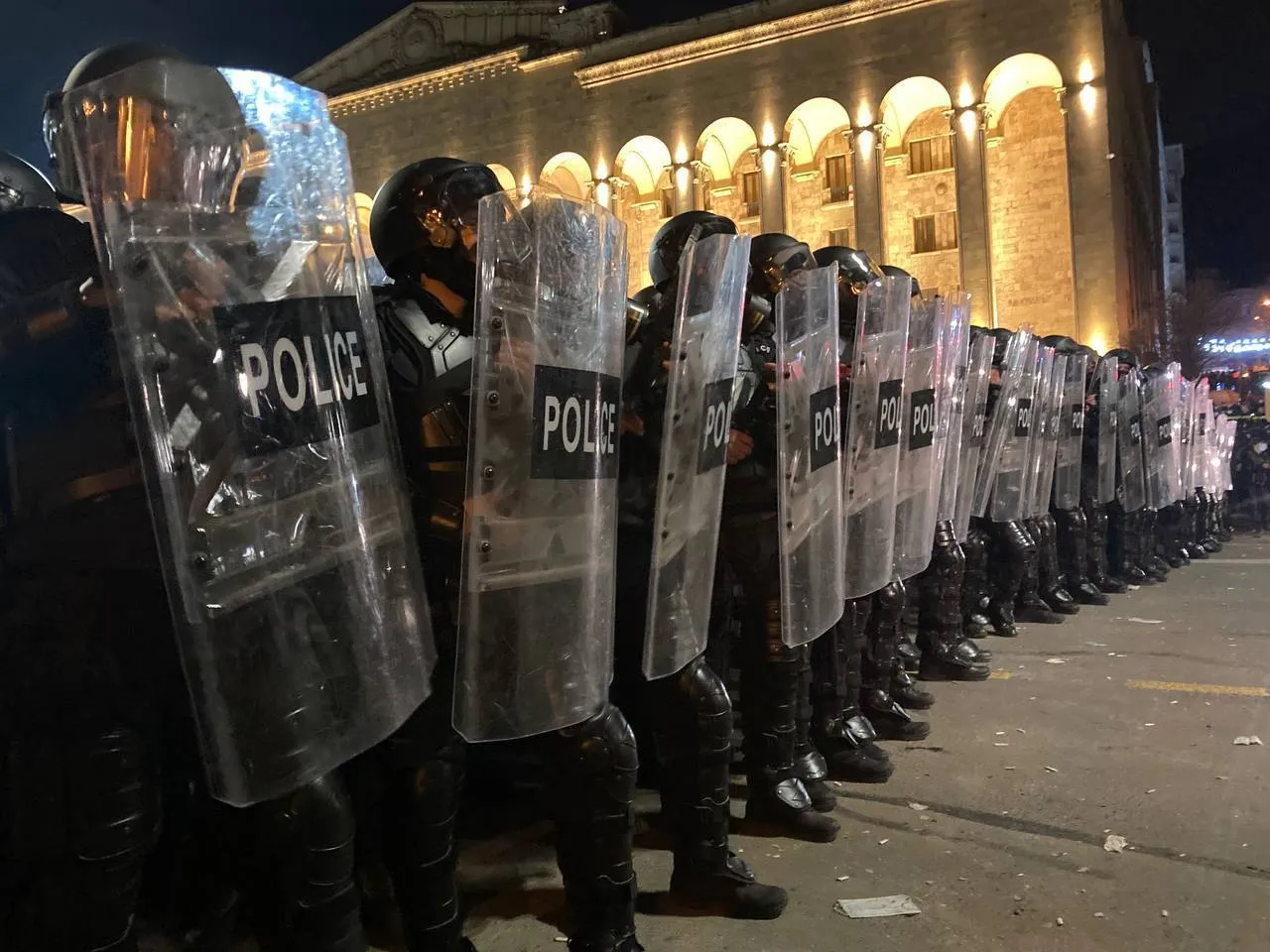 У Грузії поліція відпустила всіх протестувальників, але люди знову збираються на мітинг. Відео dqxikeidqxiqxxant