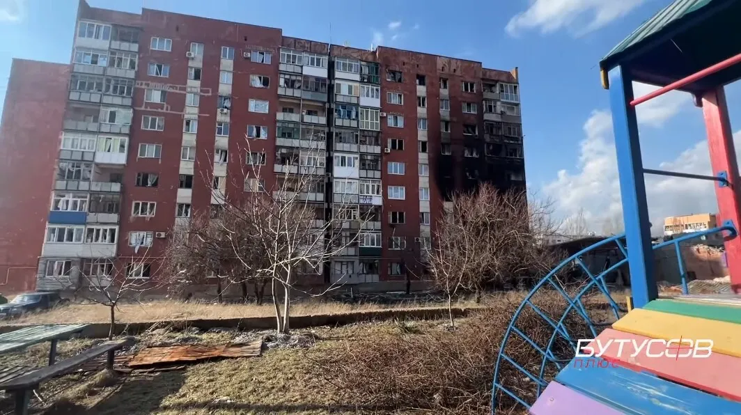Вибухи та мертва тиша: Бутусов показав відео із житлових кварталів Бахмута