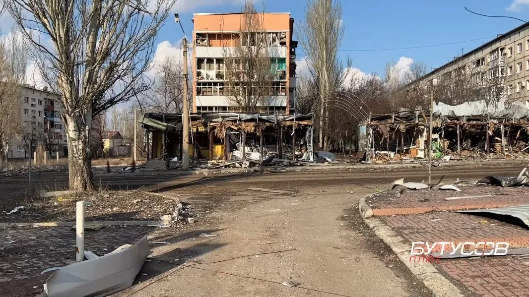 Вибухи та мертва тиша: Бутусов показав відео із житлових кварталів Бахмута