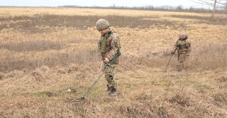 Укракраїнські сапери працюють на полях Херсонщини dqxikeidqxiqqeant