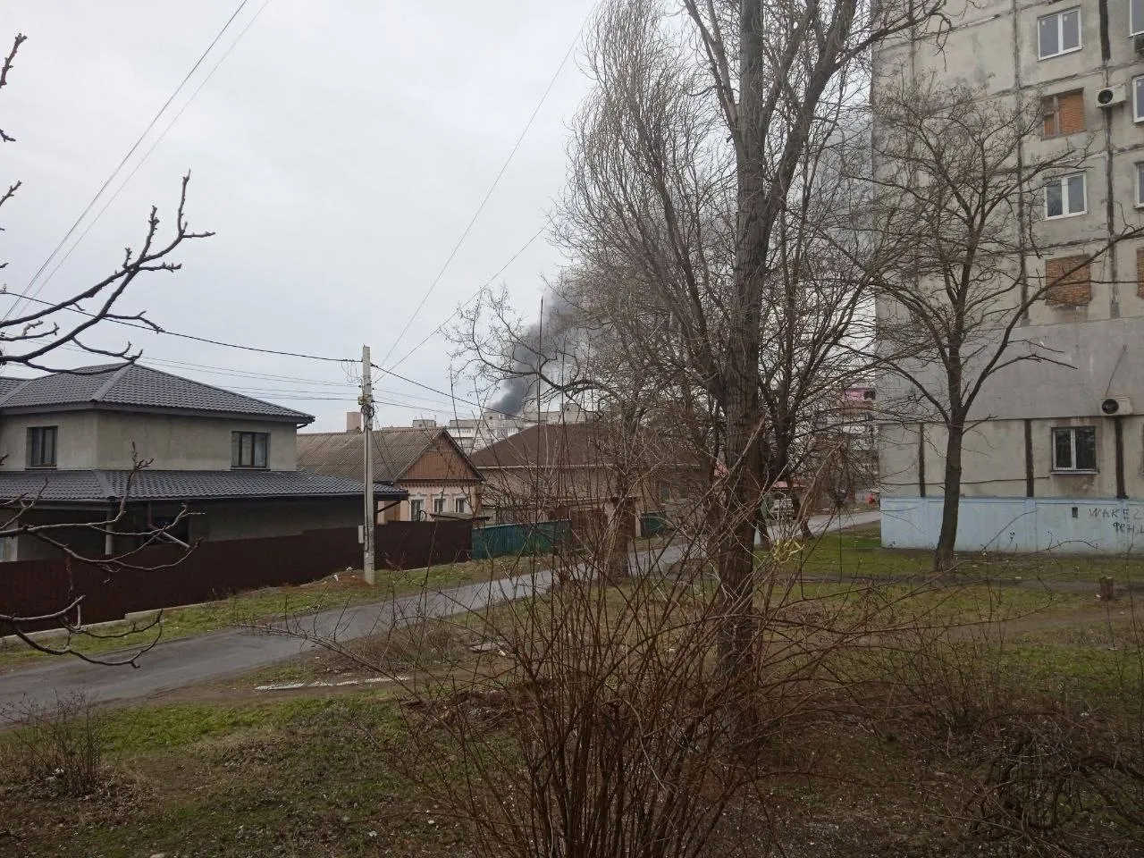 У Маріуполі вибухнув та згорів приватний будинок: окупанти кивають на ППО. Фото, відео