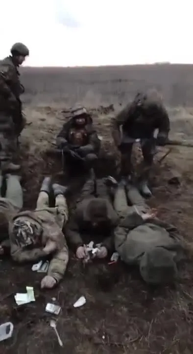 Пополнили обменный фонд: в сети показали группу пленных из РФ. Видео dqxikeidqxitkant