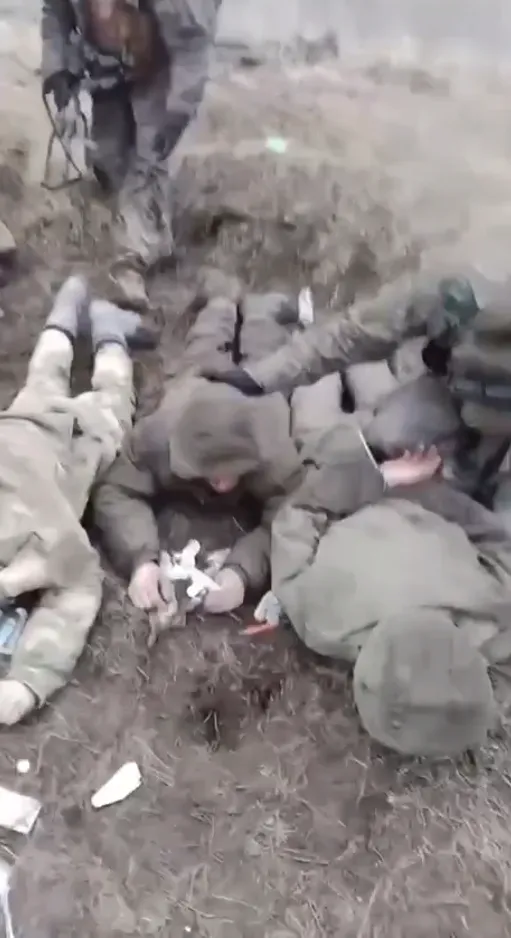 Пополнили обменный фонд: в сети показали группу пленных из РФ. Видео