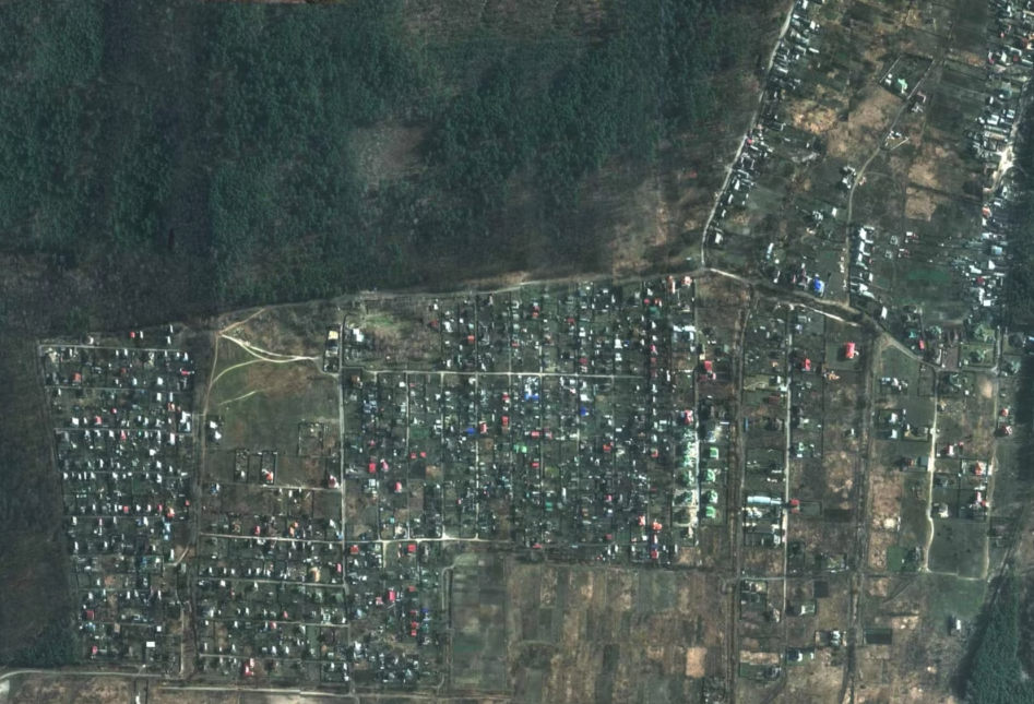 На цих супутникових знімках можна побачити, який вигляд мав Мощун напередодні повномасштабного наступу РФ і після.