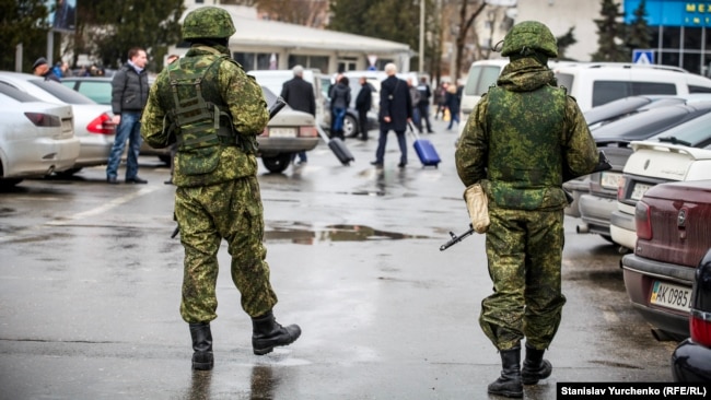 Озброєні російські військові без розпізнавальних знаків в аеропорту Сімферополя, 28 лютого 2014 року