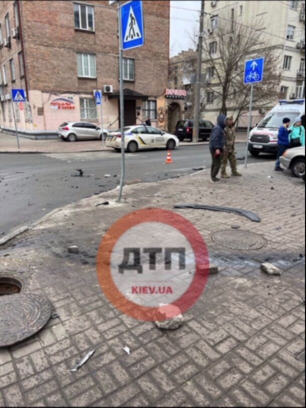 У Києві на Подолі зіткнулися два легковики: машини вилетіли на тротуар, є постраждалий. Відео