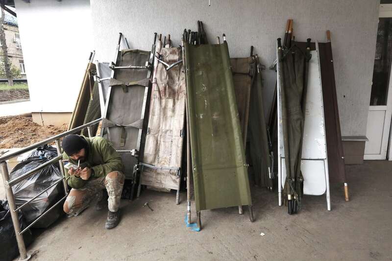 носилки біля прифронтового військового шпиталю